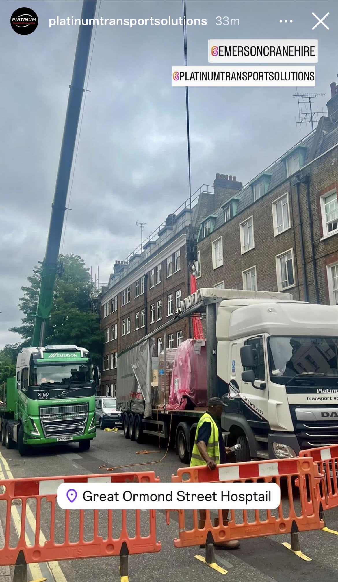 A Platinum Transport Solutions lorry with an MRI machine on the back outside of Great Ormond Street Hospital.